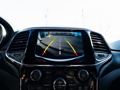 Used 2020 Jeep Grand Cherokee Altitude image 14