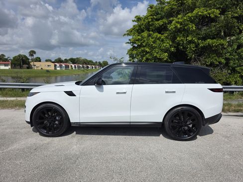 Used 2026 Land Rover Range Rover Sport SE AWD/4WD image 7