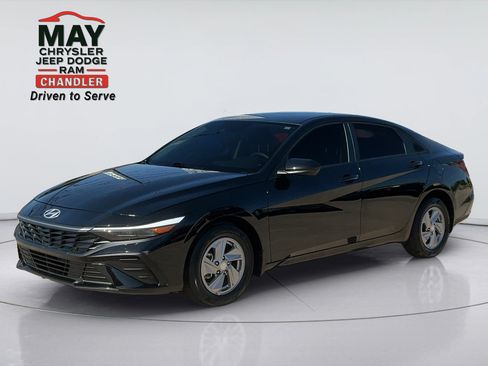 Used 2025 Hyundai Elantra SE FWD image 3