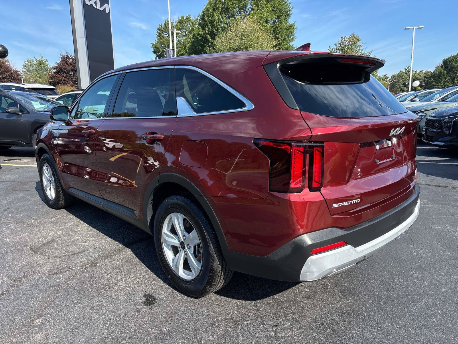 Used 2025 Kia Sorento LX FWD image 3