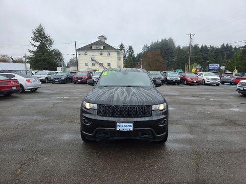 Used 2018 Jeep Grand Cherokee Laredo image 2