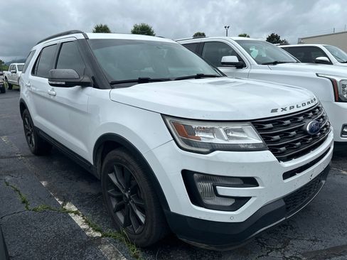 Used 2017 Ford Explorer XLT w/ Equipment Group 202A FWD image 2