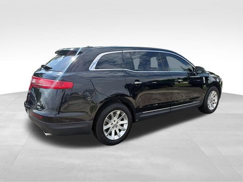 Used 2018 Lincoln MKT AWD image 5