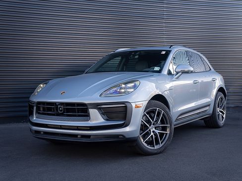 Certified 2025 Porsche Macan image 1