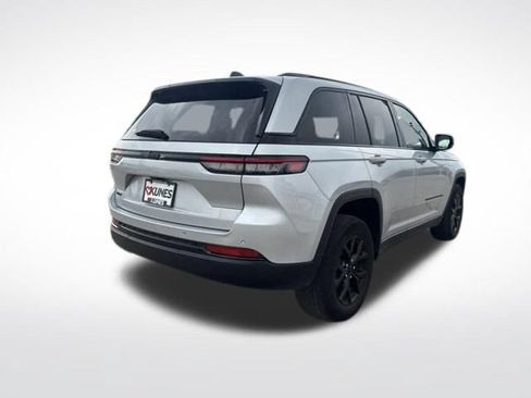 Used 2024 Jeep Grand Cherokee Altitude AWD/4WD image 9