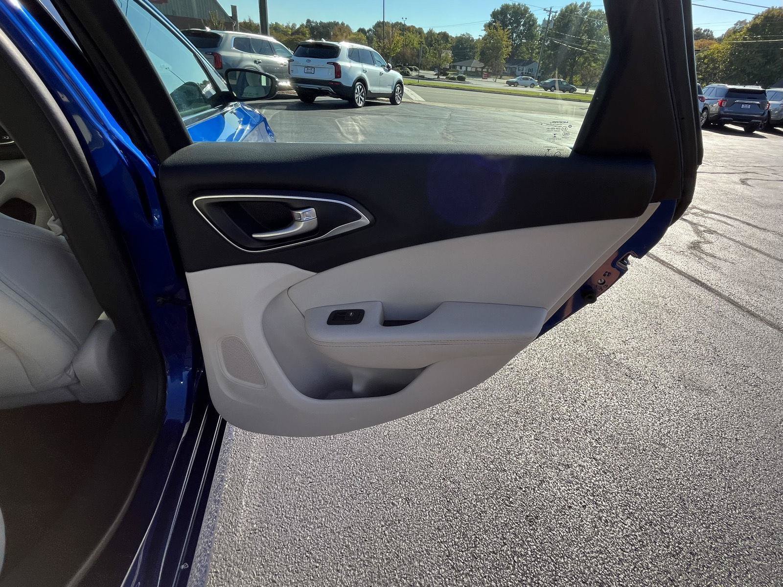 Used 2016 Chrysler 200 Limited FWD image 29