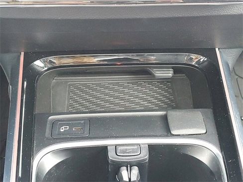 Used 2021 Mercedes-Benz GLB 250 4MATIC image 32