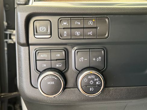 Used 2025 Chevrolet Suburban High Country image 27