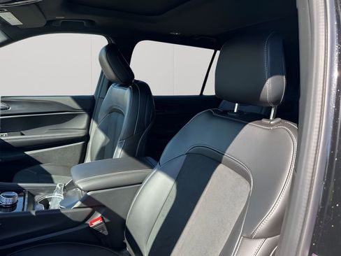 New 2025 Jeep Grand Cherokee L Altitude image 28