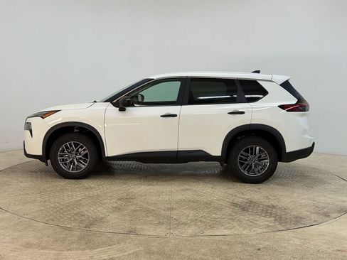 Used 2024 Nissan Rogue S AWD/4WD image 2
