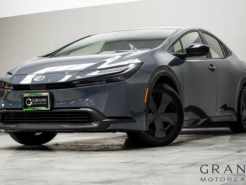 Used 2025 Toyota Prius LE image 1