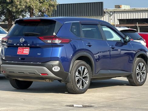 Used 2023 Nissan Rogue SV image 3