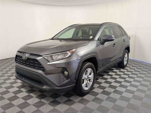 Used 2021 Toyota RAV4 XLE w/ Convenience Package FWD image 2