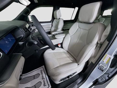 Used 2025 Jeep Wagoneer 4WD w/ Convenience Group I image 21