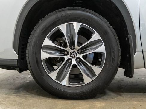 Used 2020 Toyota Highlander XLE AWD/4WD image 11