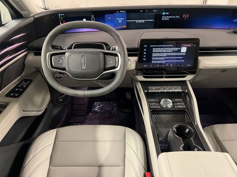 Used 2026 Lincoln Nautilus Premier image 8