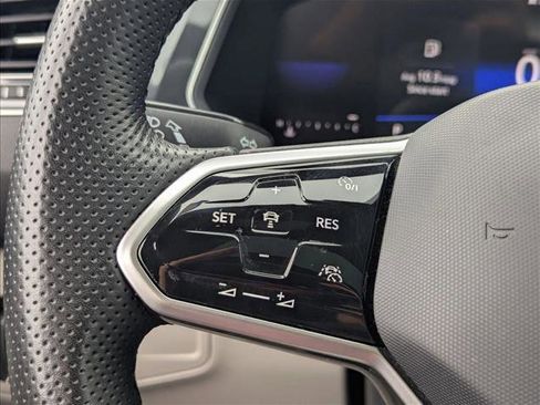 Used 2023 Volkswagen Tiguan SE R-Line image 9