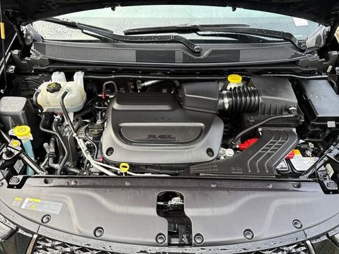 Used 2024 Chrysler Pacifica Touring-L image 11