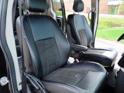 Used 2019 Dodge Grand Caravan SXT FWD image 13