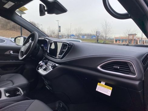 New 2026 Chrysler Pacifica Select image 8