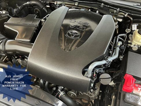 Used 2018 Toyota Tacoma SR5 RWD image 30