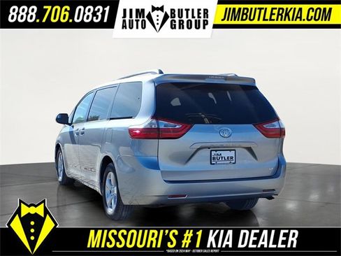 Used 2017 Toyota Sienna LE image 4