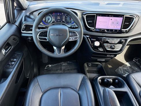 Used 2025 Chrysler Pacifica Select FWD image 23