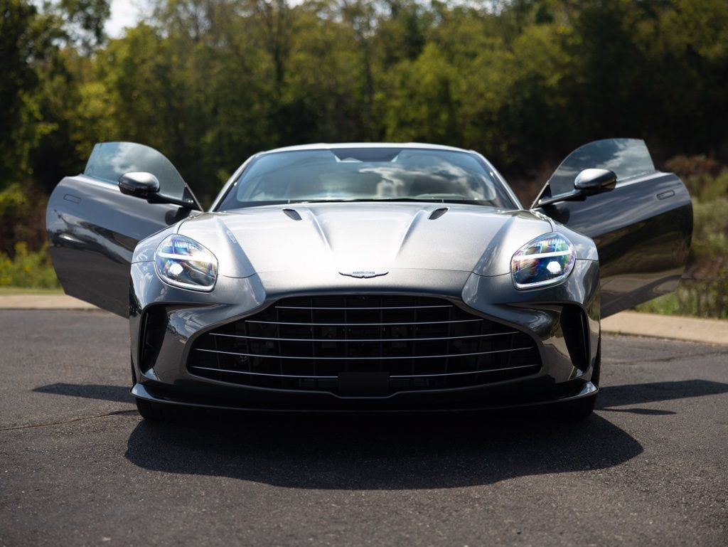 Used 2025 Aston Martin V8 Vantage Coupe RWD image 12