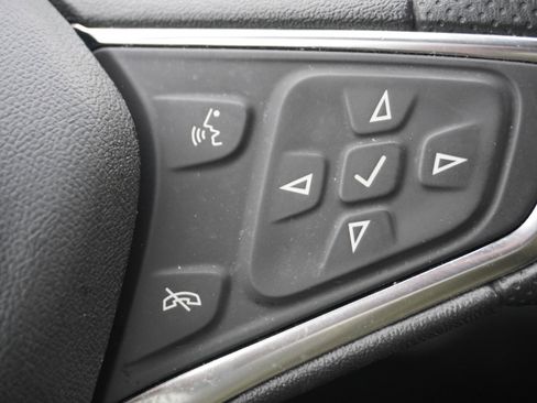 Used 2021 Chevrolet Equinox LS w/ LS Convenience Package image 11