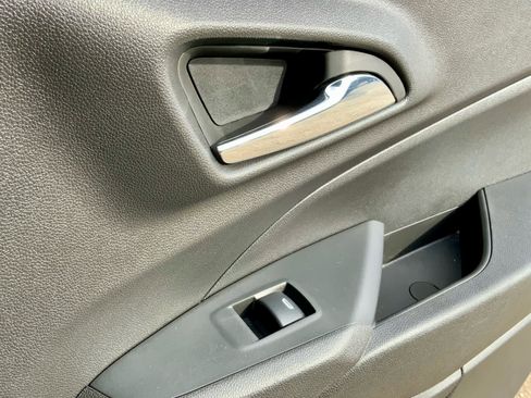 Used 2025 Chevrolet Trax RS image 43