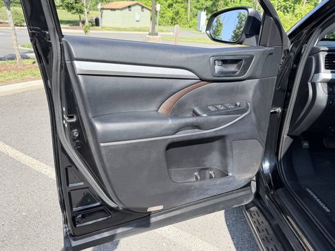 Used 2019 Toyota Highlander XLE AWD/4WD image 11