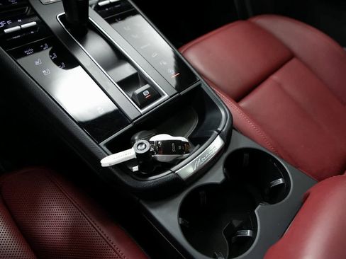 Certified 2024 Porsche Macan image 23