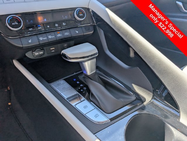 Certified 2025 Hyundai Elantra Limited FWD image 17