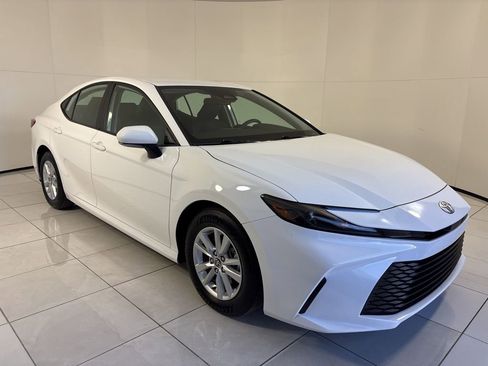 Used 2025 Toyota Camry LE image 7