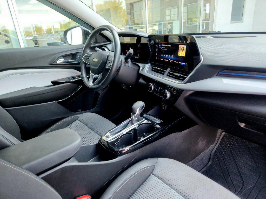 Used 2024 Chevrolet Trax LT w/ Sunroof Package FWD image 33