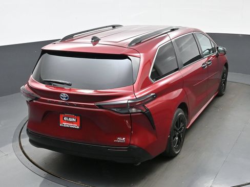 Used 2023 Toyota Sienna XLE FWD image 42