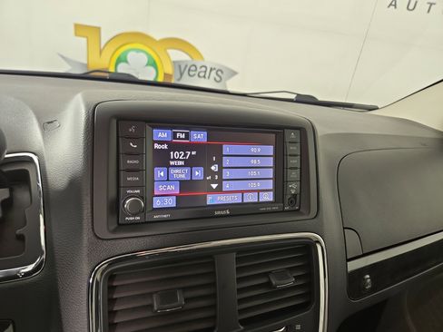 Used 2016 Dodge Grand Caravan SXT w/ UConnect Hands-Free Group image 20