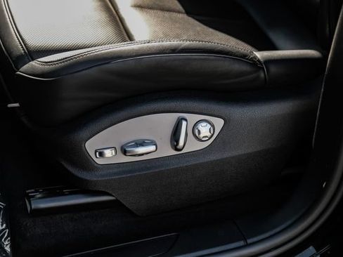 Used 2025 Porsche Macan AWD/4WD image 42