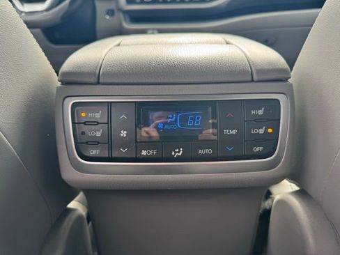 Used 2018 Toyota Highlander Limited Platinum image 16
