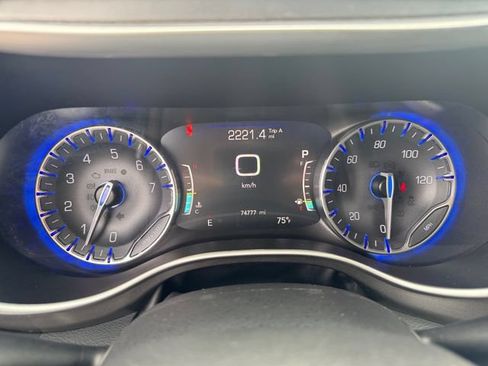 Used 2023 Chrysler Pacifica Touring-L FWD image 16