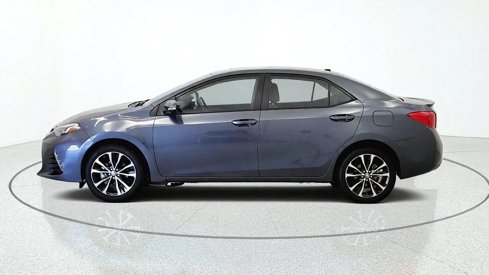 Used 2018 Toyota Corolla SE w/ SE Premium Package FWD image 5