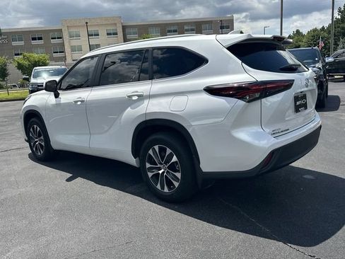 Used 2024 Toyota Highlander XLE FWD image 6