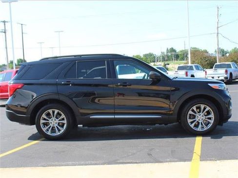 Used 2021 Ford Explorer XLT image 4