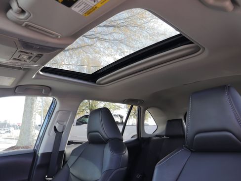 Used 2021 Toyota RAV4 XLE Premium image 7