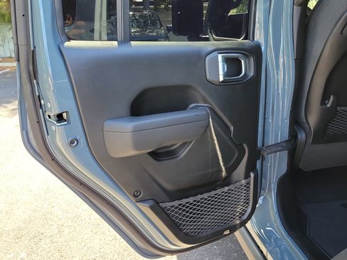 Used 2024 Jeep Wrangler Unlimited Rubicon AWD/4WD image 13