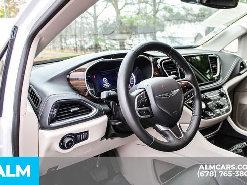 Used 2023 Chrysler Pacifica Limited FWD image 32