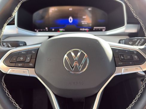 Certified 2025 Volkswagen Taos SE image 28