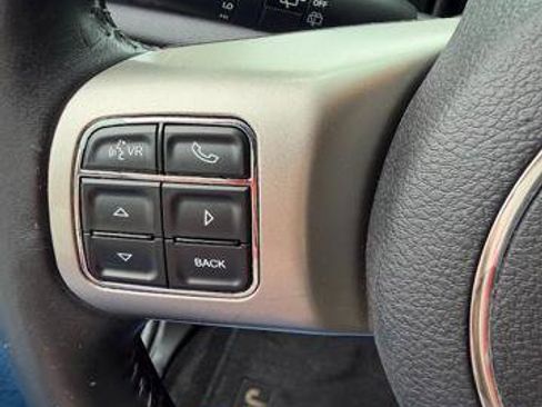 Used 2013 Jeep Grand Cherokee Laredo AWD/4WD image 16