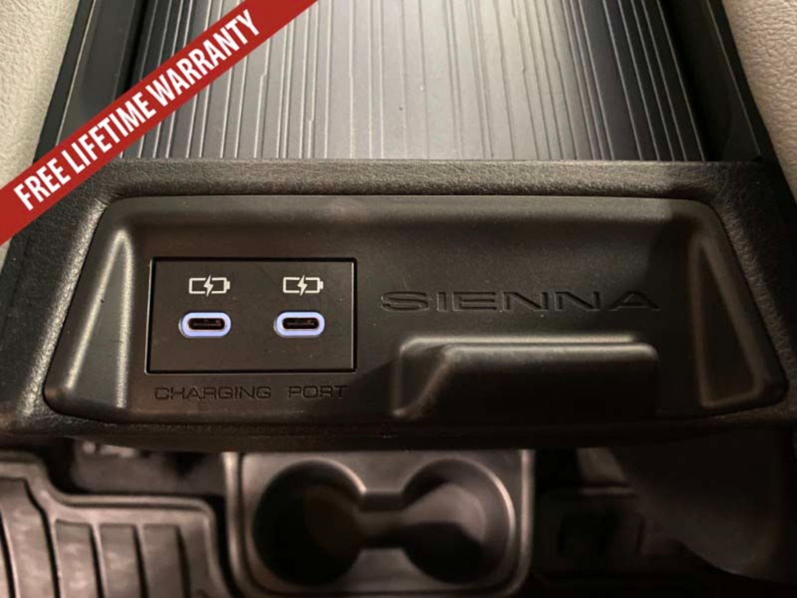 Used 2025 Toyota Sienna LE FWD image 44