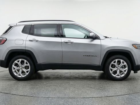 Used 2025 Jeep Compass Latitude image 11